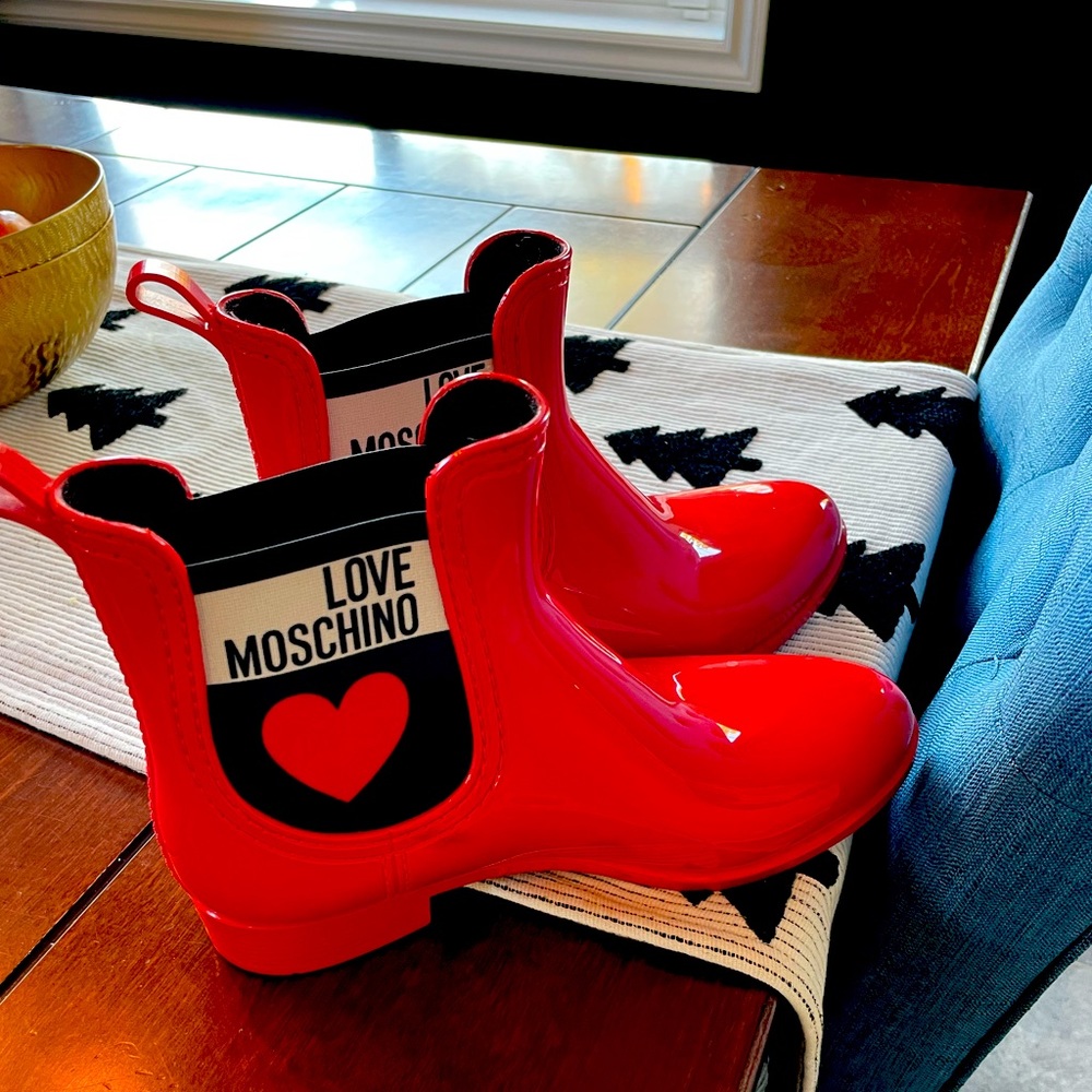 LOVE Moschino Rain boots Size 36. Made in Italy.